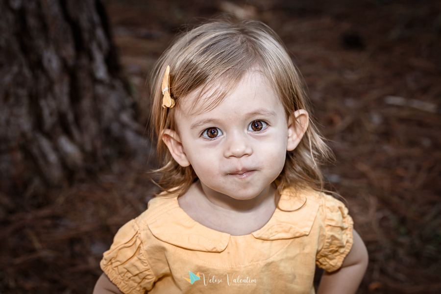 menina loira vestido amarelo ensaio páscoa família parque da cidade Brasília ar livre picnic piquenique festa 