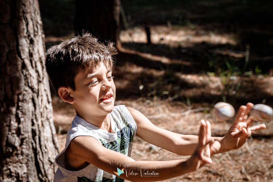 menino jogando ovos de páscoa ensaio páscoa família parque da cidade Brasília ar livre picnic piquenique festa boho