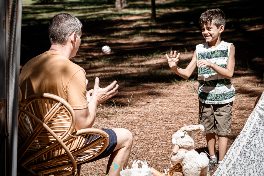 ensaio páscoa família parque da cidade Brasília ar livre picnic piquenique festa pai e filho brincando com ovos de páscoa