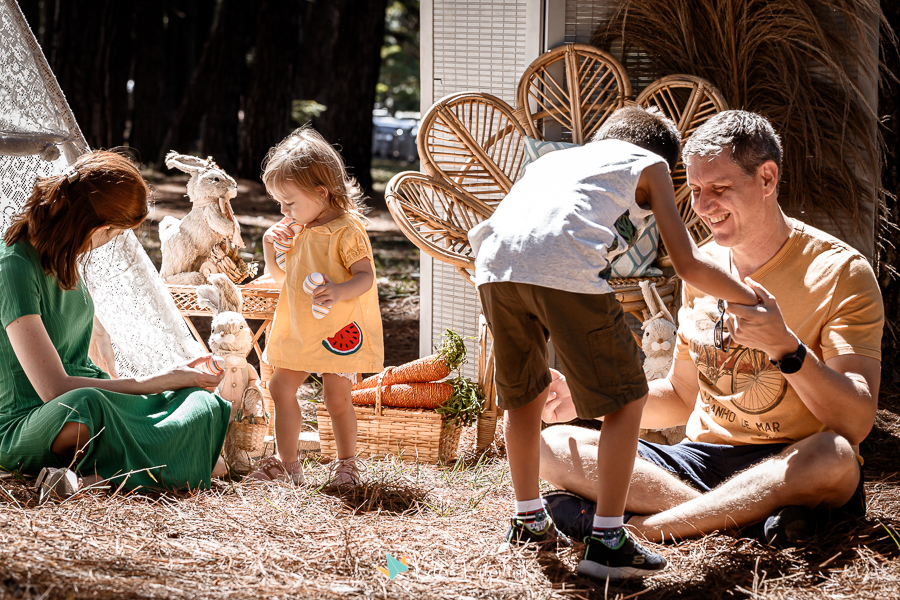 ensaio páscoa família parque da cidade Brasília ar livre picnic piquenique festa pais e filhos sentados no chão tenda de renda boho