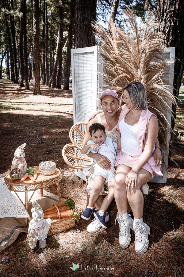 ensaio páscoa família parque da cidade Brasília ar livre picnic piquenique festa pais e filhos sentados no chão tenda de renda
