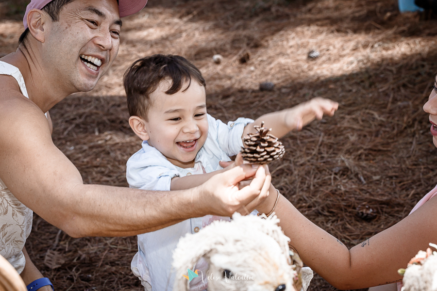 ensaio páscoa família parque da cidade Brasília ar livre picnic piquenique festa pais e filhos sentados no chão tenda de renda