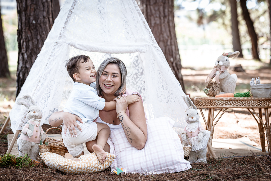ensaio páscoa família parque da cidade Brasília ar livre picnic piquenique festa pais e filhos sentados no chão tenda de renda