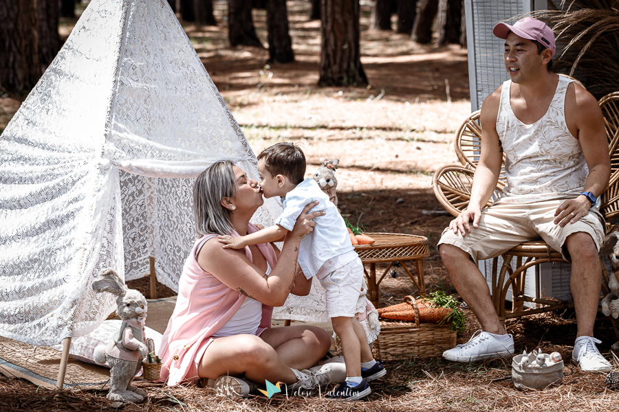 ensaio páscoa família parque da cidade Brasília ar livre picnic piquenique festa pais e filhos sentados no chão tenda de renda