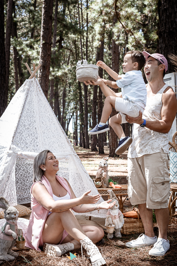 ensaio páscoa família parque da cidade Brasília ar livre picnic piquenique festa pais e filhos sentados no chão tenda de renda