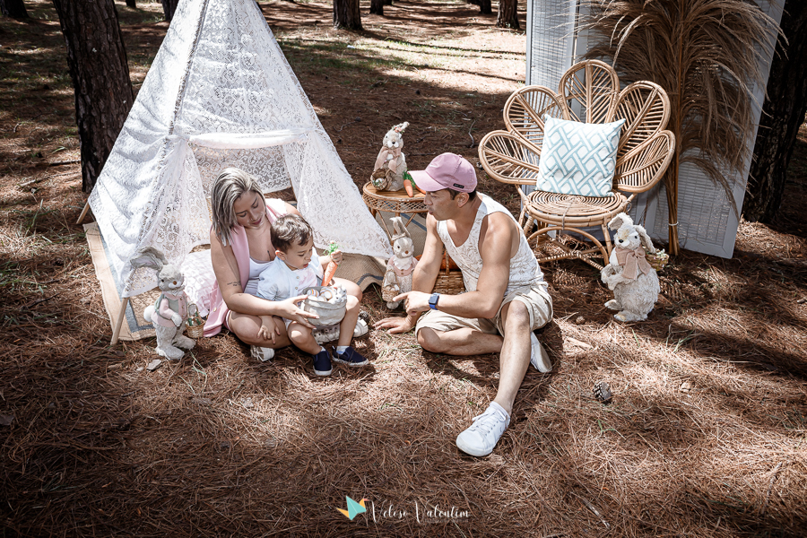 ensaio páscoa família parque da cidade Brasília ar livre picnic piquenique festa pais e filhos sentados no chão tenda de renda