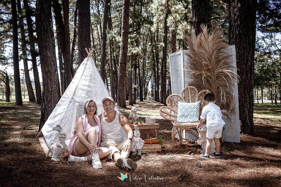 ensaio páscoa família parque da cidade Brasília ar livre picnic piquenique festa pais e filhos sentados no chão tenda de renda