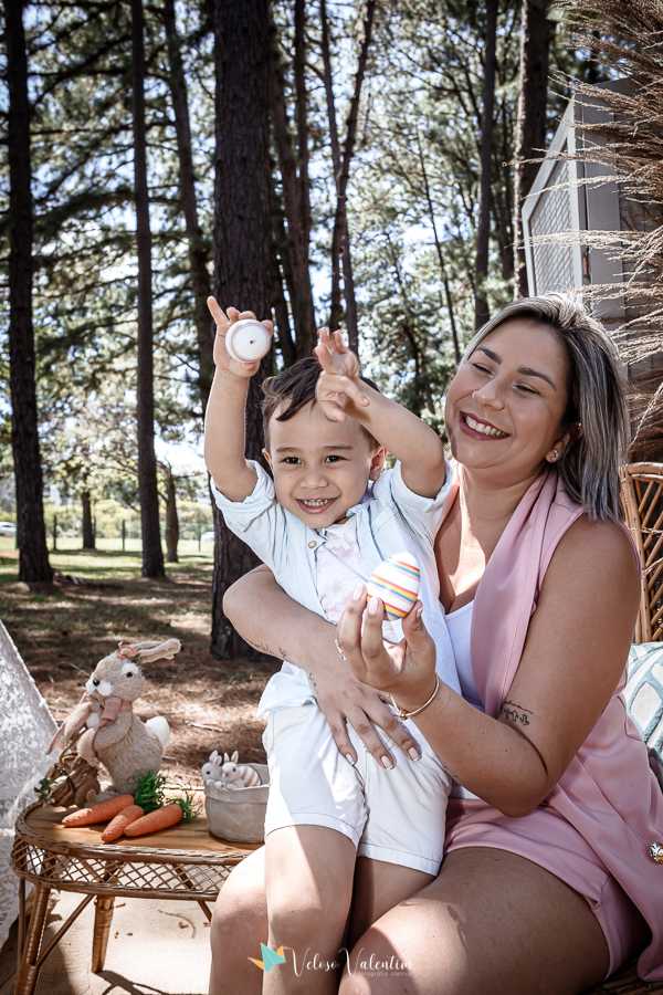 ensaio páscoa família parque da cidade Brasília ar livre picnic piquenique festa pais e filhos sentados no chão tenda de renda