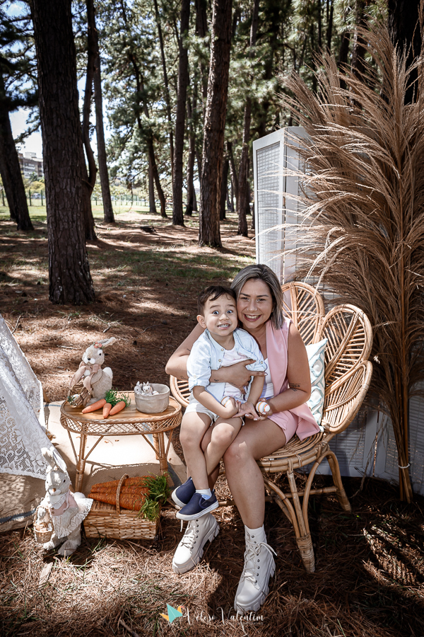 ensaio páscoa família parque da cidade Brasília ar livre picnic piquenique festa pais e filhos sentados no chão tenda de renda