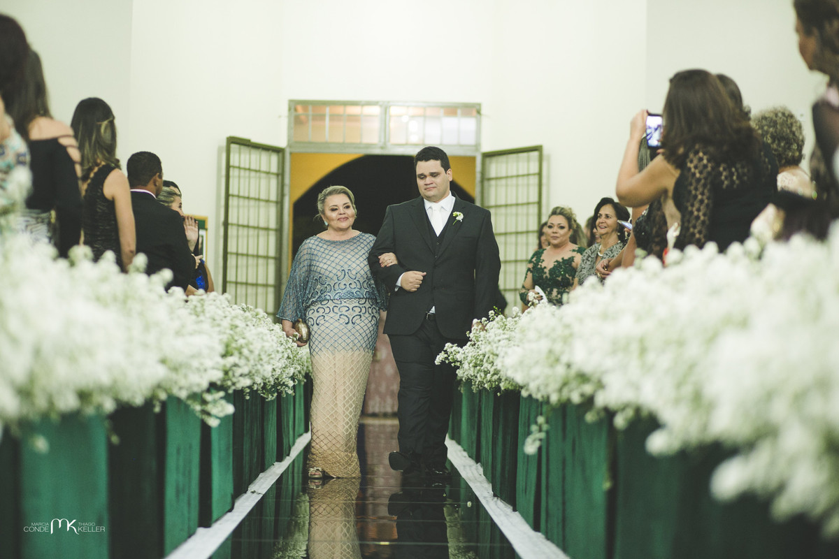 entrada do noivo com sua mãe