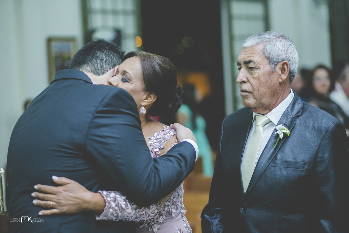 abraço de noivo com sua mãe