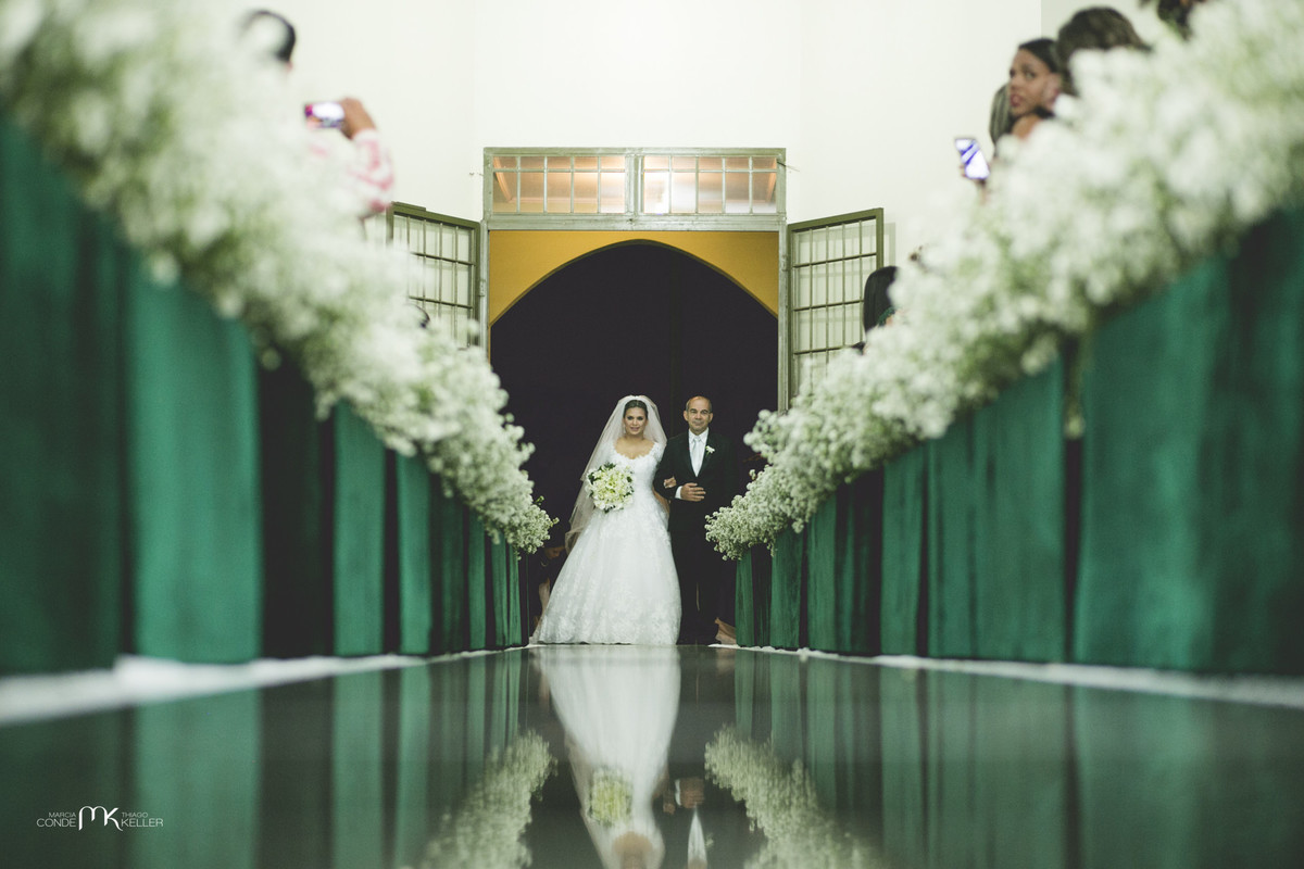 a linda noiva entrando com seu pai com tapete espelhado