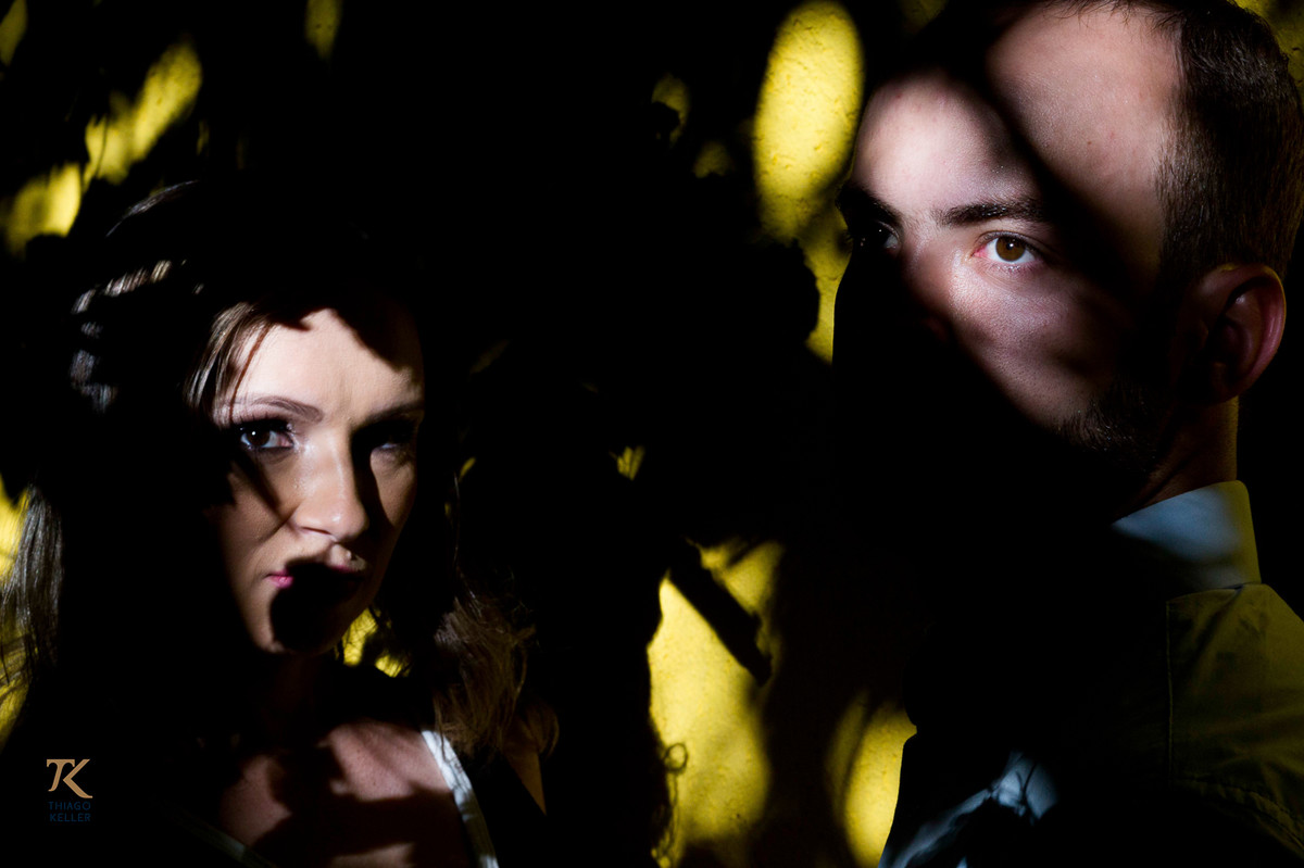 Foto tirada por Thiago Keller em Três Marias durante ensaio pre-wedding do casal com uso de sombras