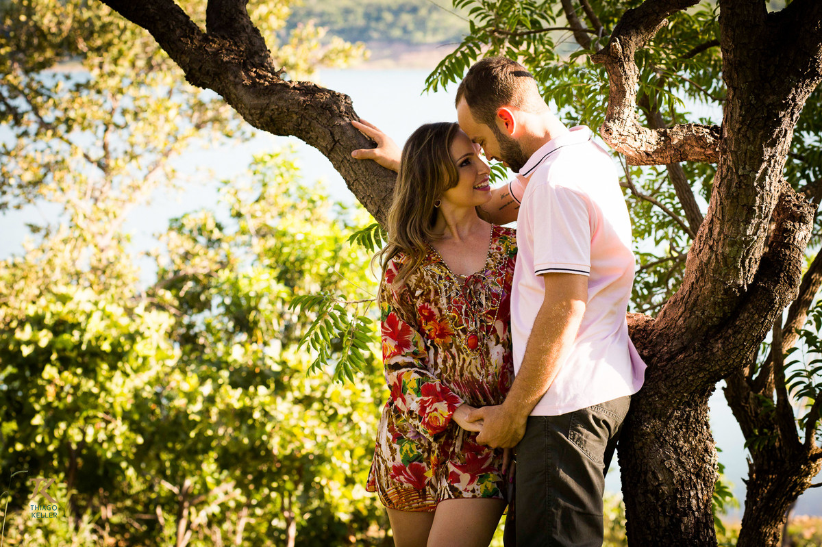 Foto tirada por Thiago Keller em Três Marias durante ensaio pre-wedding do casal em meio a natureza.