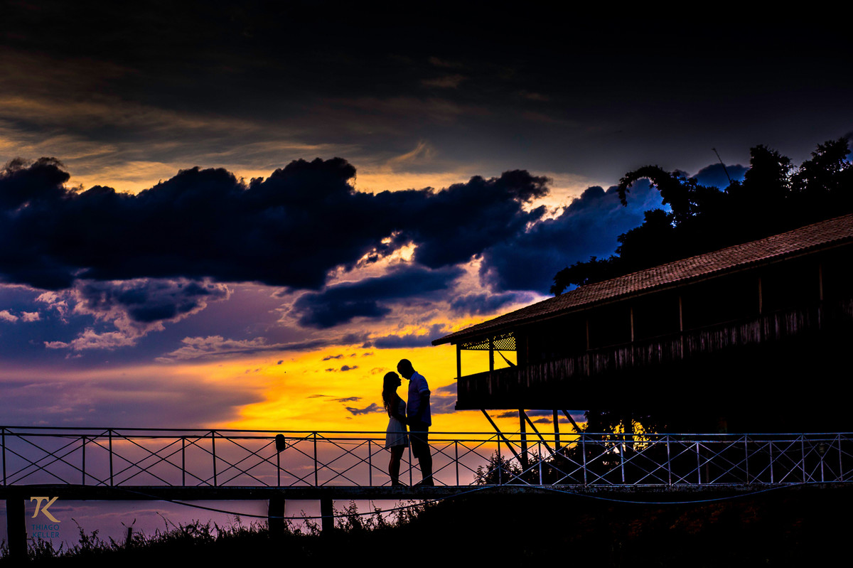 Foto tirada por Thiago Keller em Três Marias durante ensaio pre-wedding do casal durante o por do sol