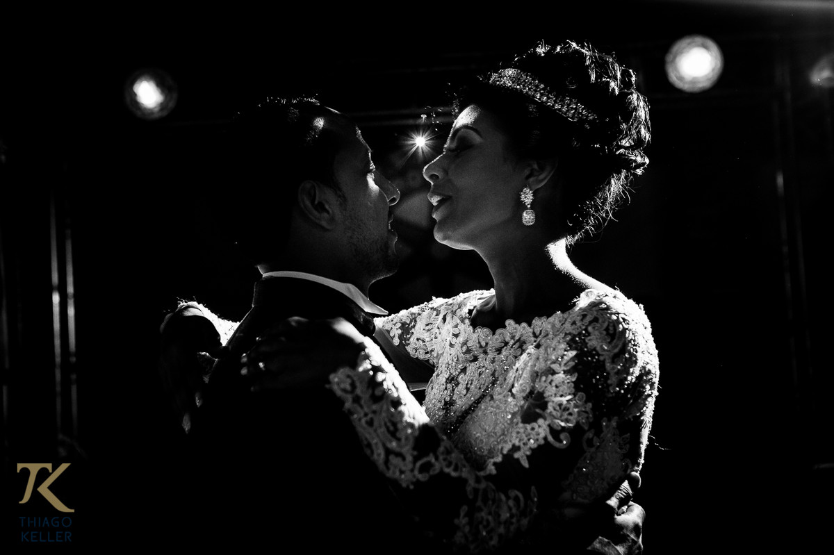 Fotografia de casamento por Thiago Keller na cidade de Paracatu, Minas Gerais. A primeira dança como marido e mulher.