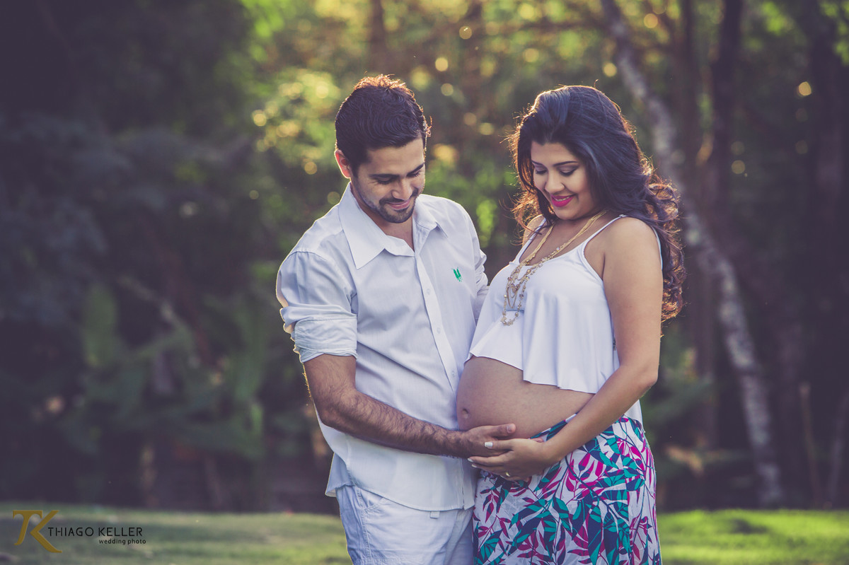 Ensaio de gestante realizado na cidade de Paracatu, Minas Gerais. O  casal, Rafael e Mariana, sorriem em meio a uma belíssima área verde.