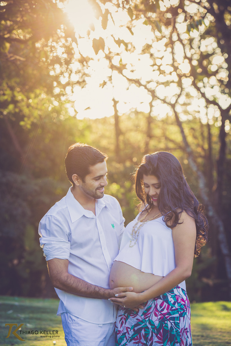 Ensaio de gstante realizado na cidade de Paracatu, MG. O  casal, Rafael e Mariana, sorriem em meio a uma belíssima área verde.