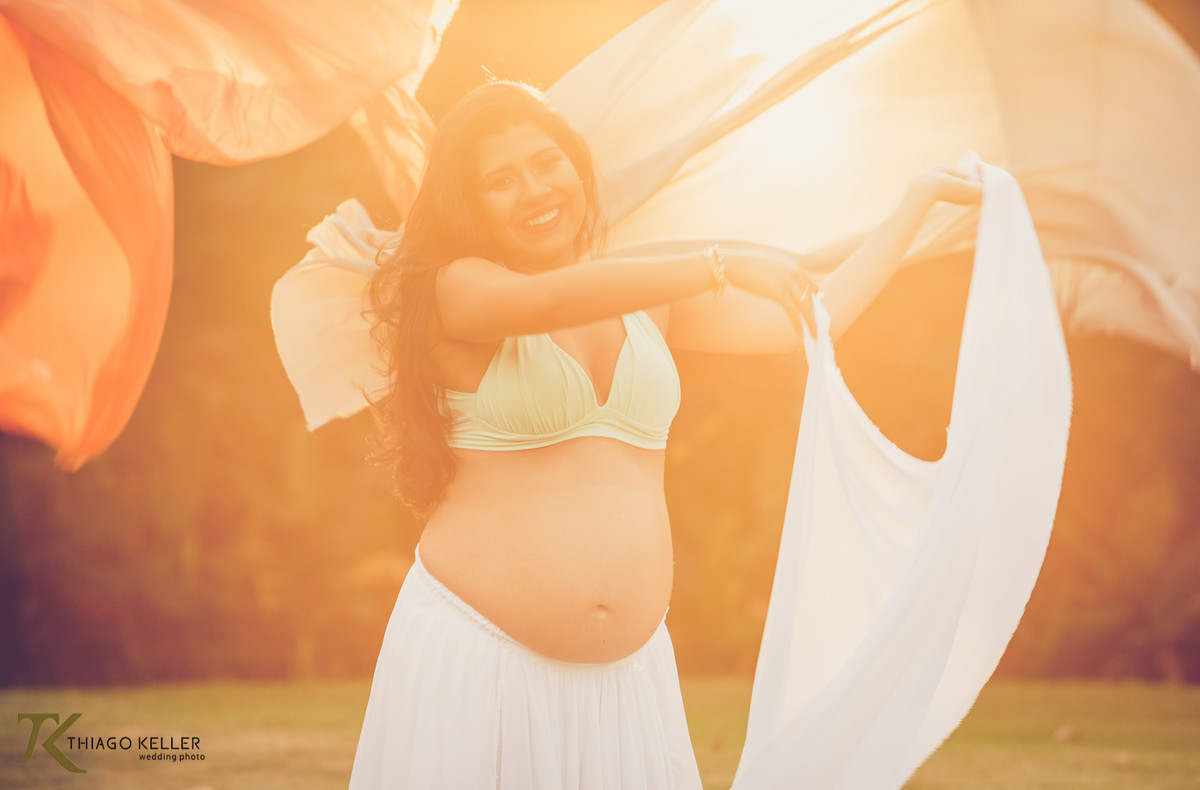 Ensaio de gestante realizado na cidade de Paracatu, MG. Mariana brinca com um tecido.