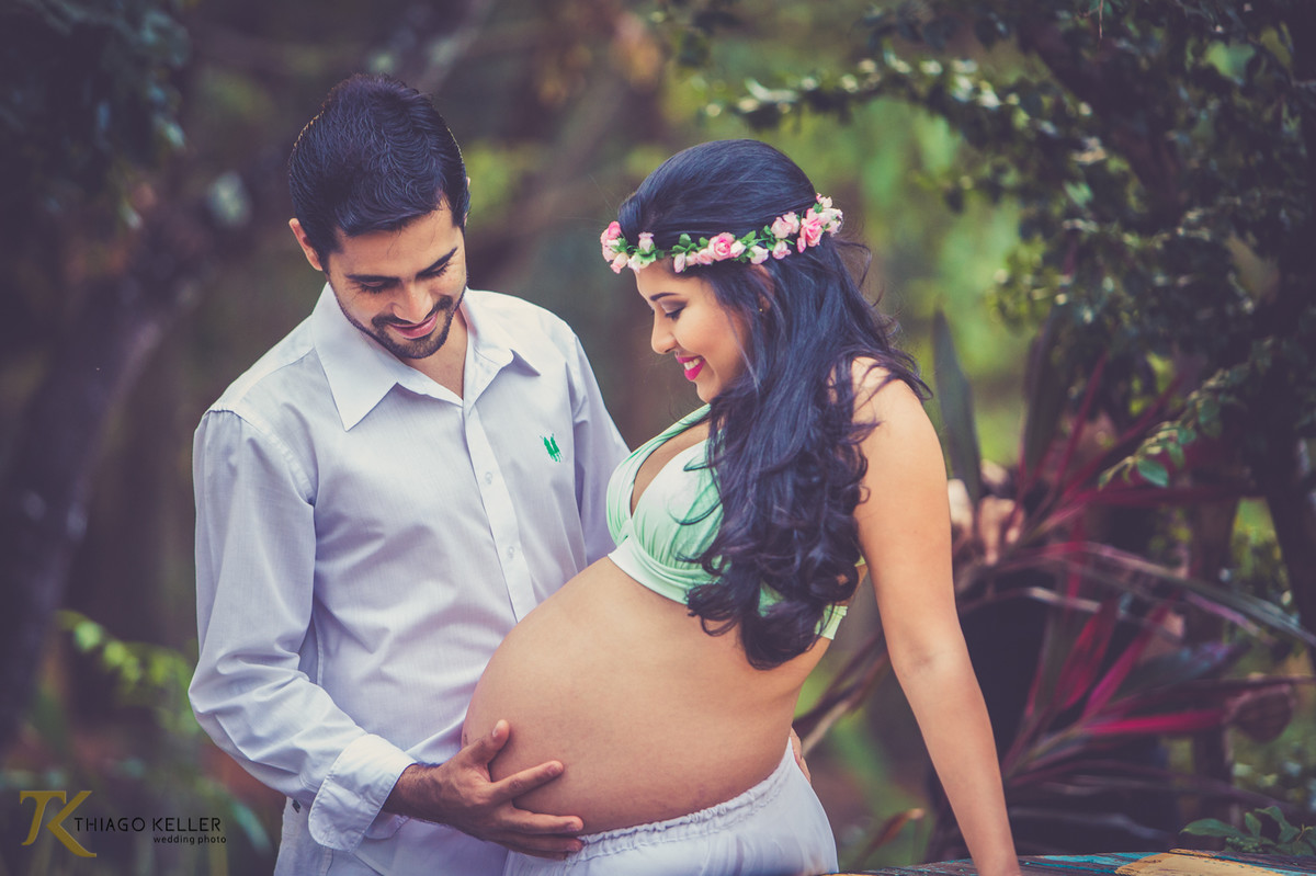 Ensaio de gestante realizado na cidade de Paracatu, Minas Gerais. O  casal, Rafael e Mariana, sorriem em meio a uma belíssima área verde.