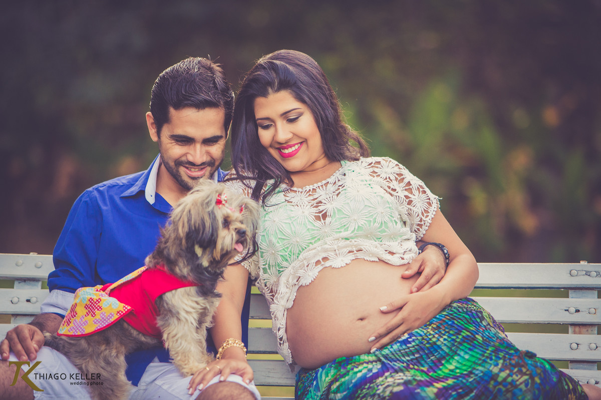 Ensaio de gestante realizado na cidade de Paracatu, Minas Gerais. O casal, Rafael e Mariana, sorriem, juntamente com o cachorrinho da família