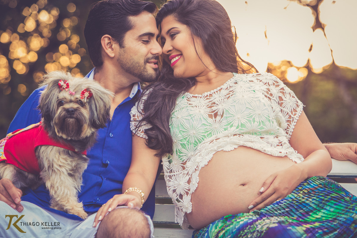 Ensaio de gestante realizado na cidade de Paracatu, Minas Gerais. O casal, Rafael e Mariana, namoram, sentados em um banco com o cachorrinho da família.