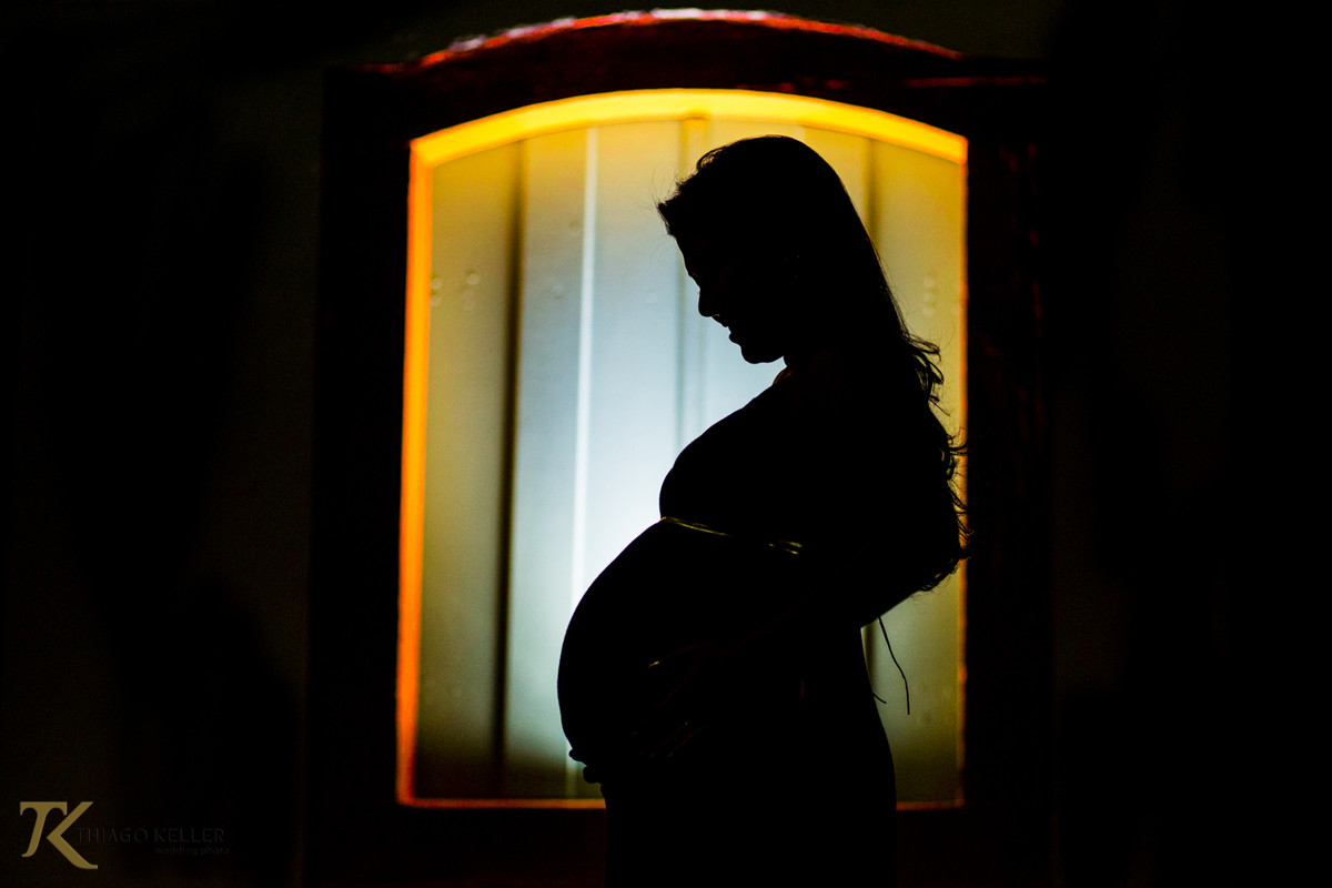 Ensaio de gestante realizado na cidade de Paracatu, Minas Gerais. Mariana é vista contra a luz, deixando em evidência sua gravidez.