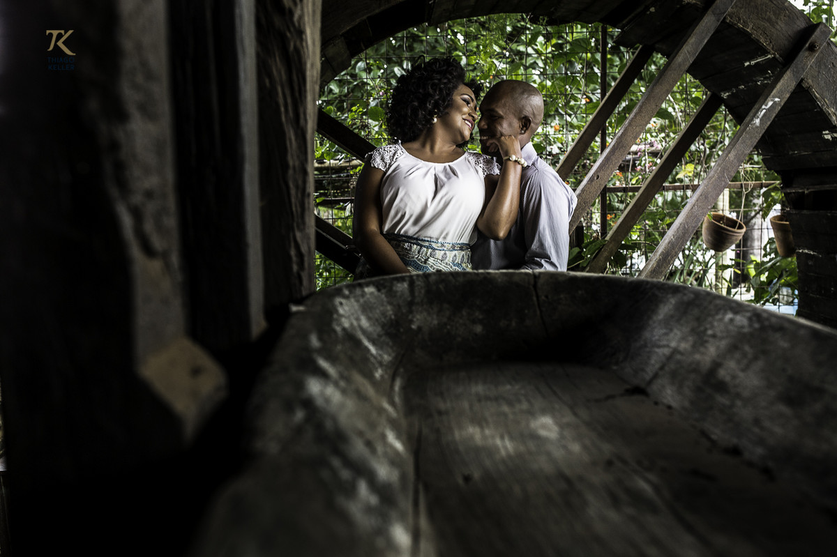 Fotografia de casal. Ensaio realizado em Minas Gerais com os noivos Maira e Carlos. Casal troca olhares apaixonados.  Noivos negros.