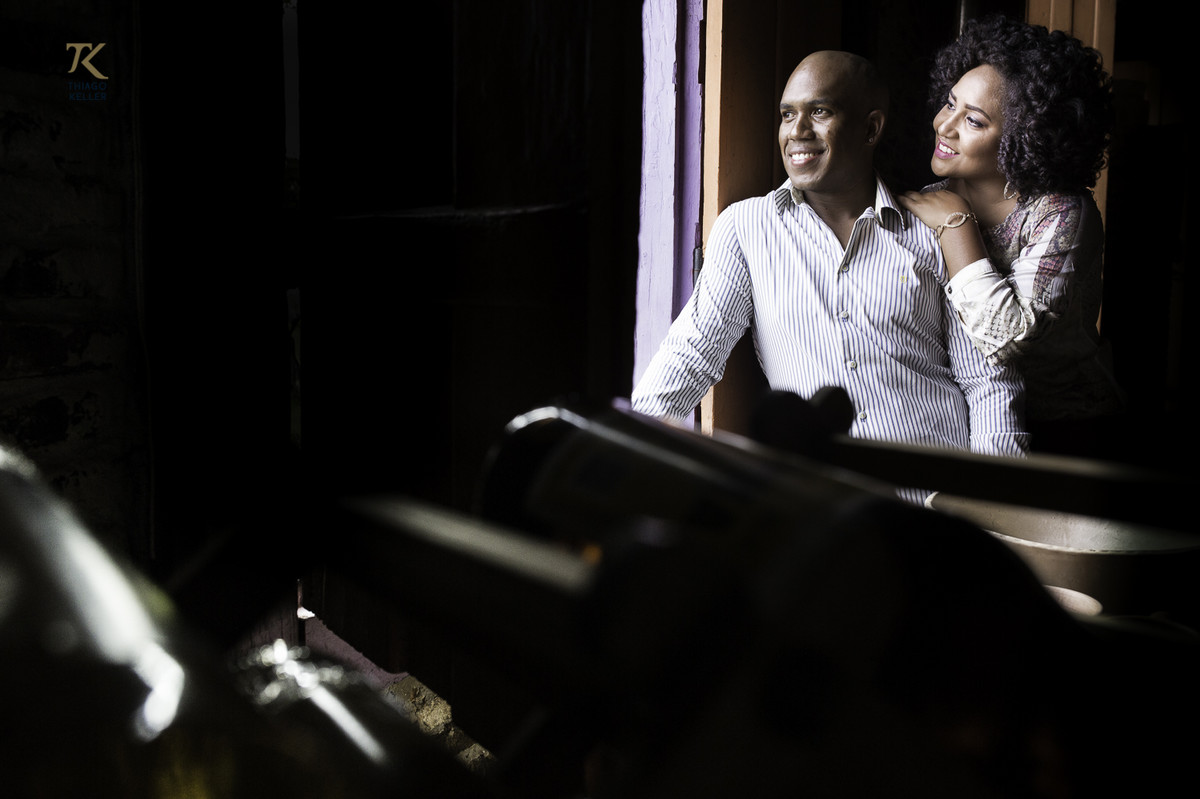 Fotografia de casal. Ensaio realizado em Minas Gerais com os noivos Maira e Carlos. Casal troca olha para o futuro.Noivos negros.