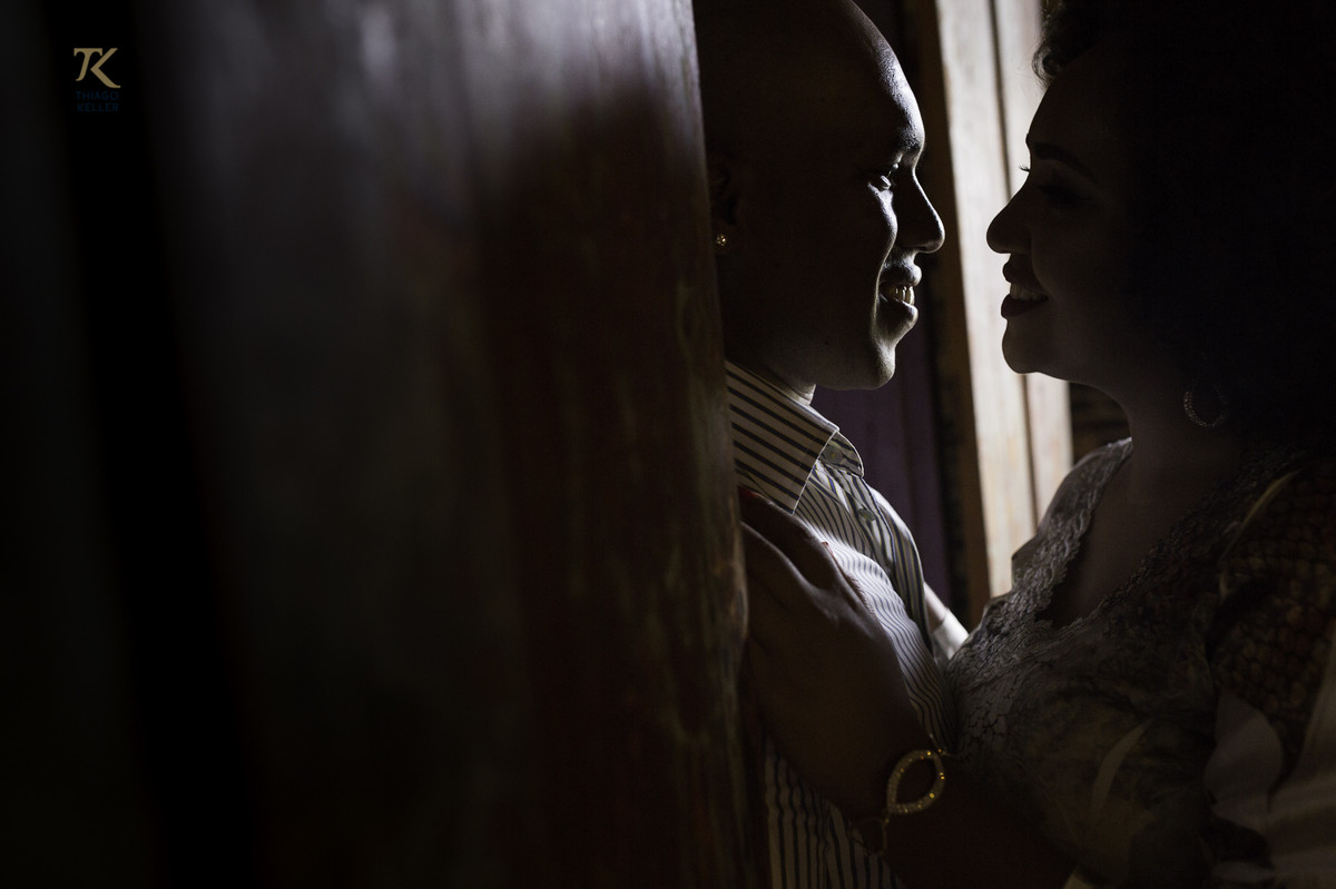 Fotografia de casal. Ensaio realizado em Minas Gerais com os noivos Maira e Carlos. Conexão entre o casal. Noivos negros.