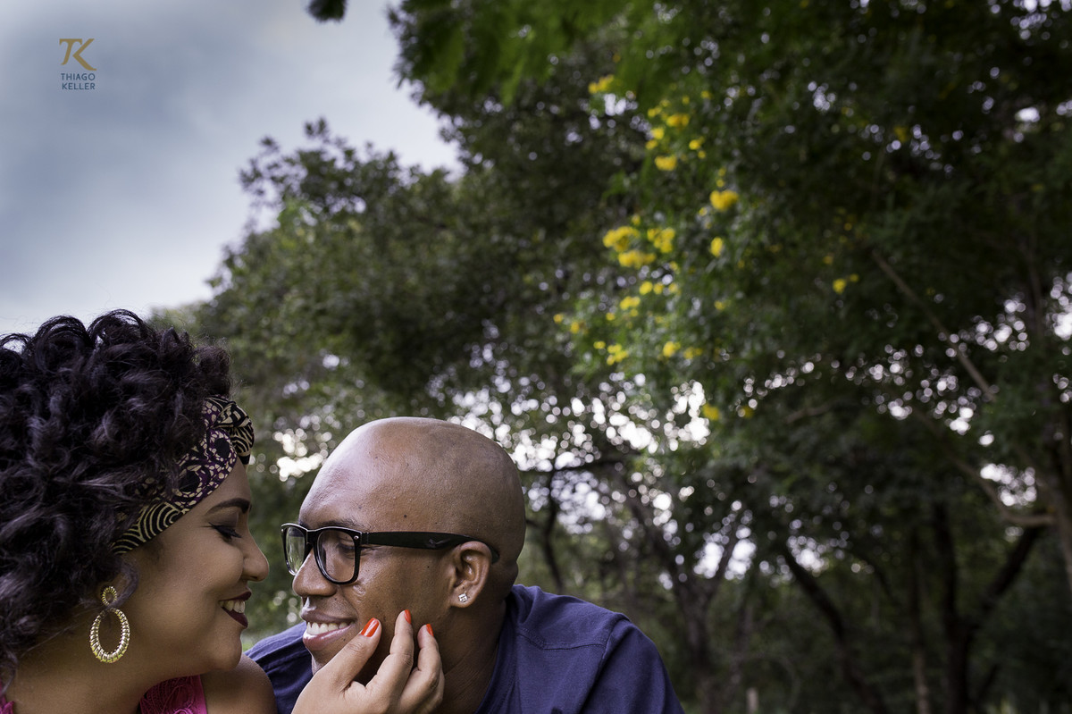 Fotografia de casal. Ensaio realizado em Minas Gerais com os noivos Maira e Carlos. Casal troca olhares apaixonados.  Noivos negros.