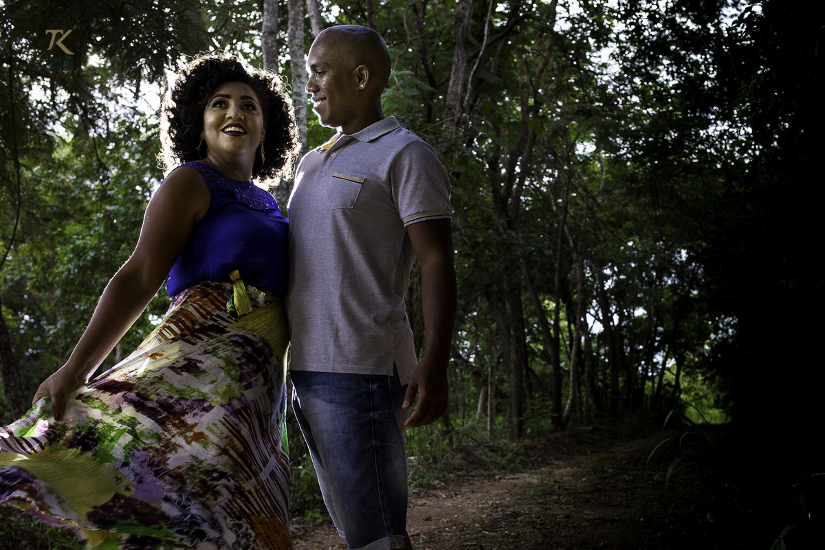 Fotografia de casal. Ensaio realizado em Minas Gerais com os noivos Maira e Carlos. Felicidade aqui é mato. Noivos negros.