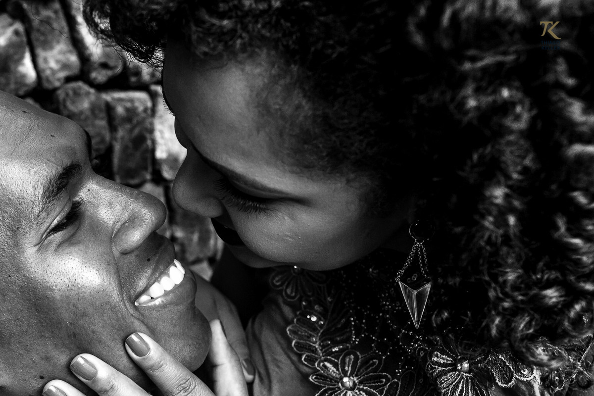 Fotografia de casal. Ensaio realizado em Minas Gerais com os noivos Maira e Carlos. Amor entre noivos.Noivos negros.