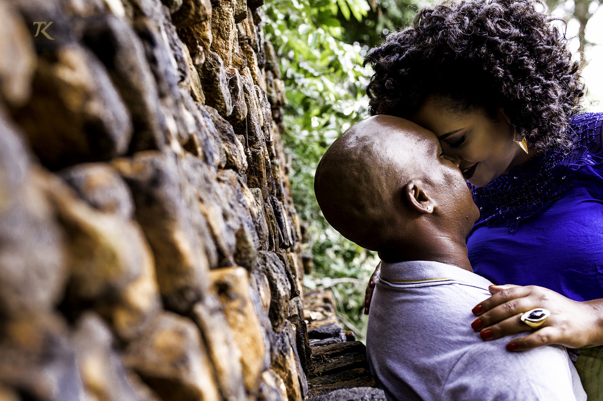 Fotografia de casal. Ensaio realizado em Minas Gerais com os noivos Maira e Carlos. Noivos negros.