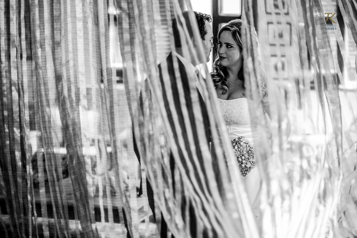 Foto de casamento em Minas Gerais. Pós-wedding com noiva e noivo em cena romântica atrás de uma cortina. Foto P