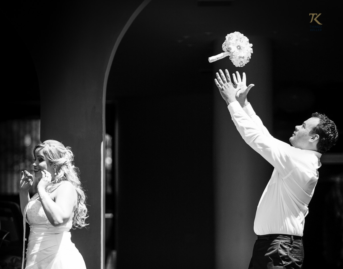 Foto de casamento em Minas Gerais. Pós-wedding com noiva e noivo em cena divertida em que a noiva joga o buquê para o noivo. Foto P