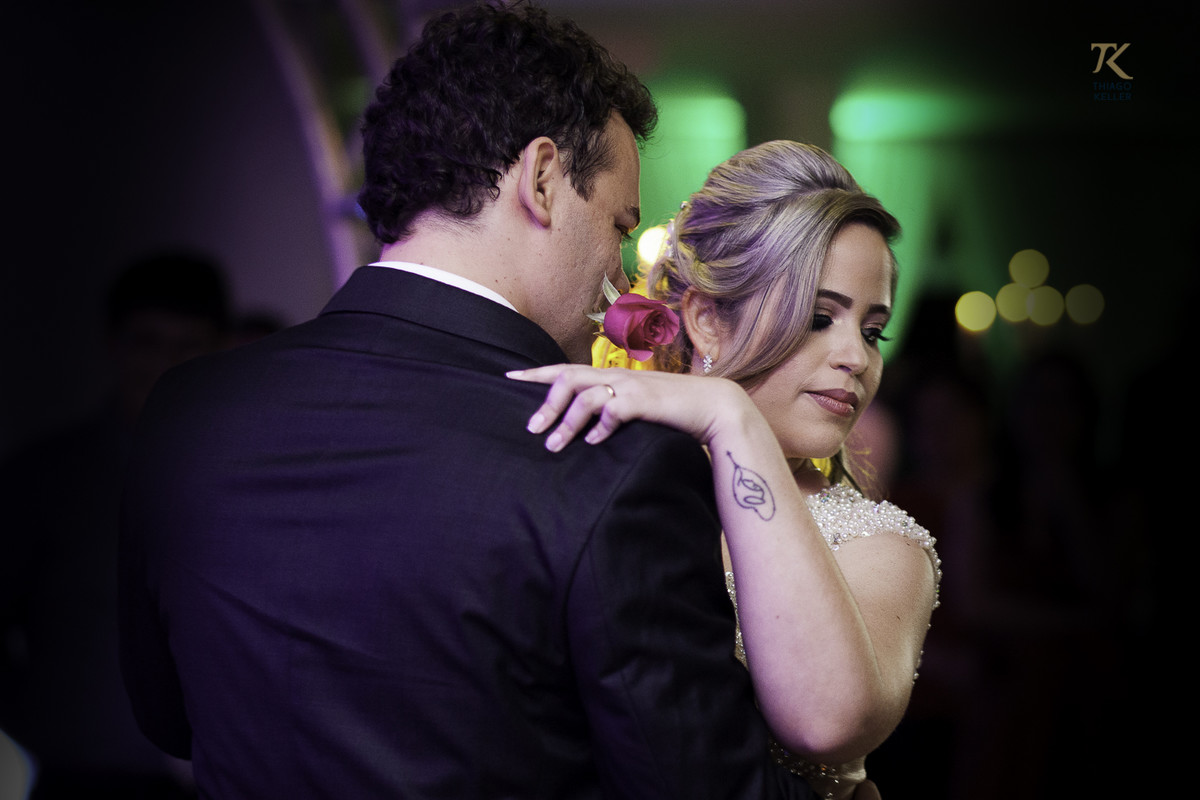 Momento da dança do casal, em que o noivo coloca uma rosa na boca;.