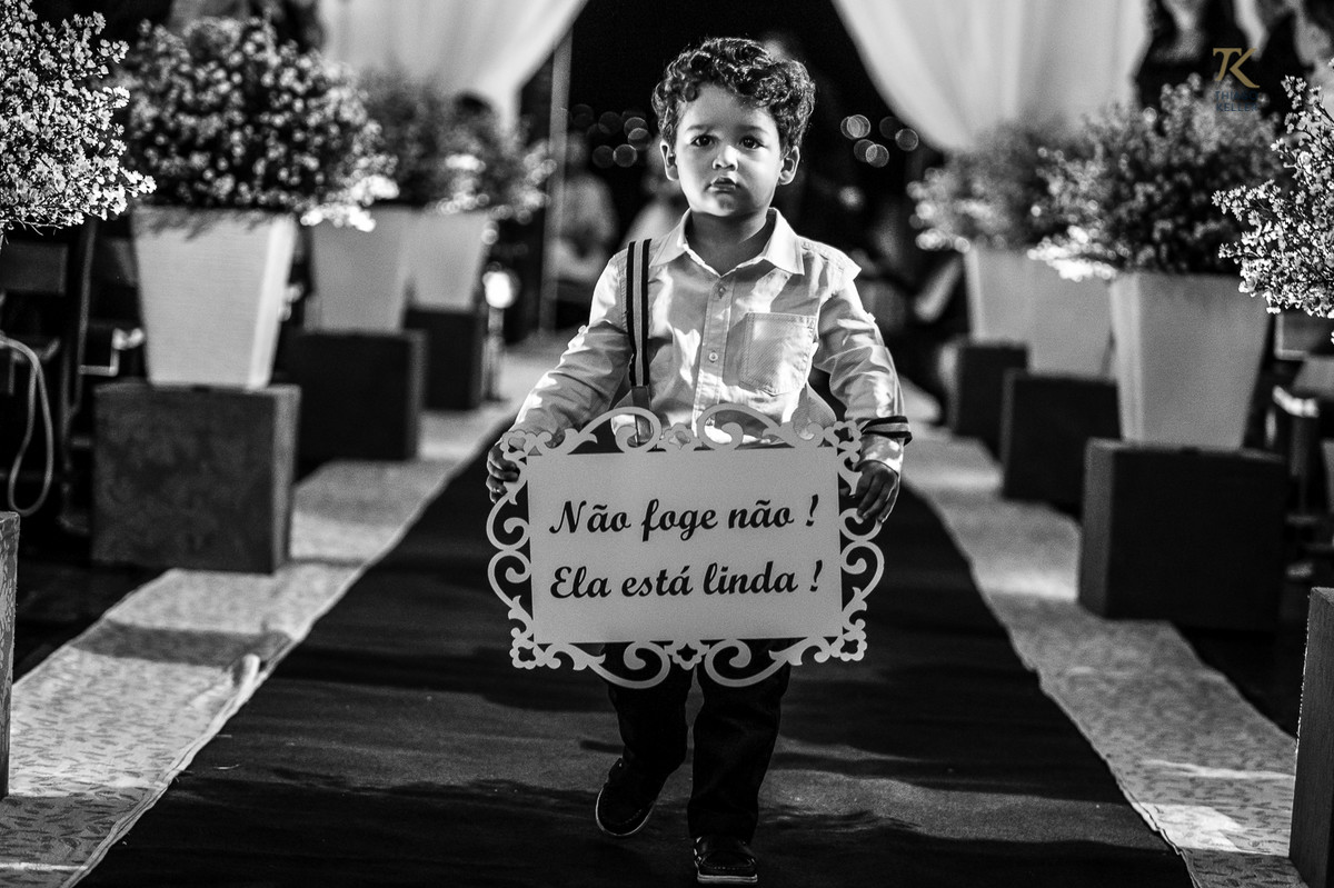 Foto de casamento em Minas Gerais. Entrada do pajem com a placa Não foge não! Ela está linda. P