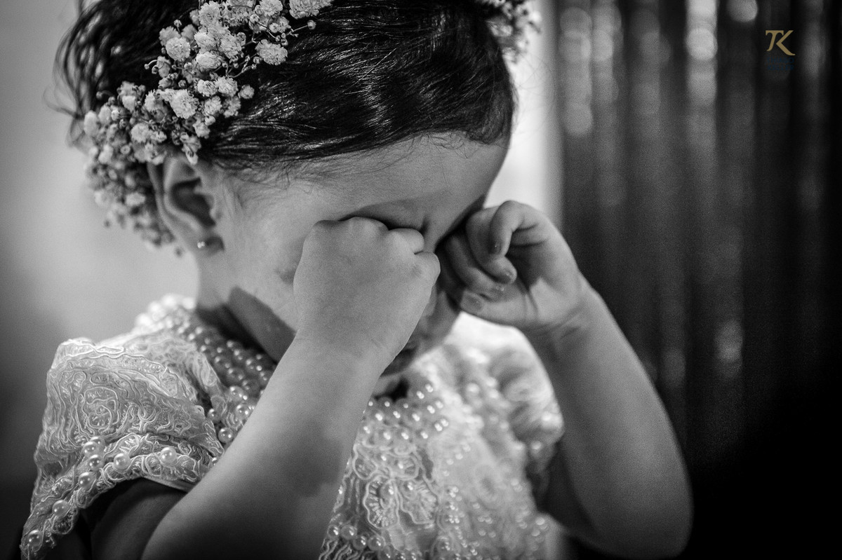 Foto da daminha com sono. Foto em preto e branco.