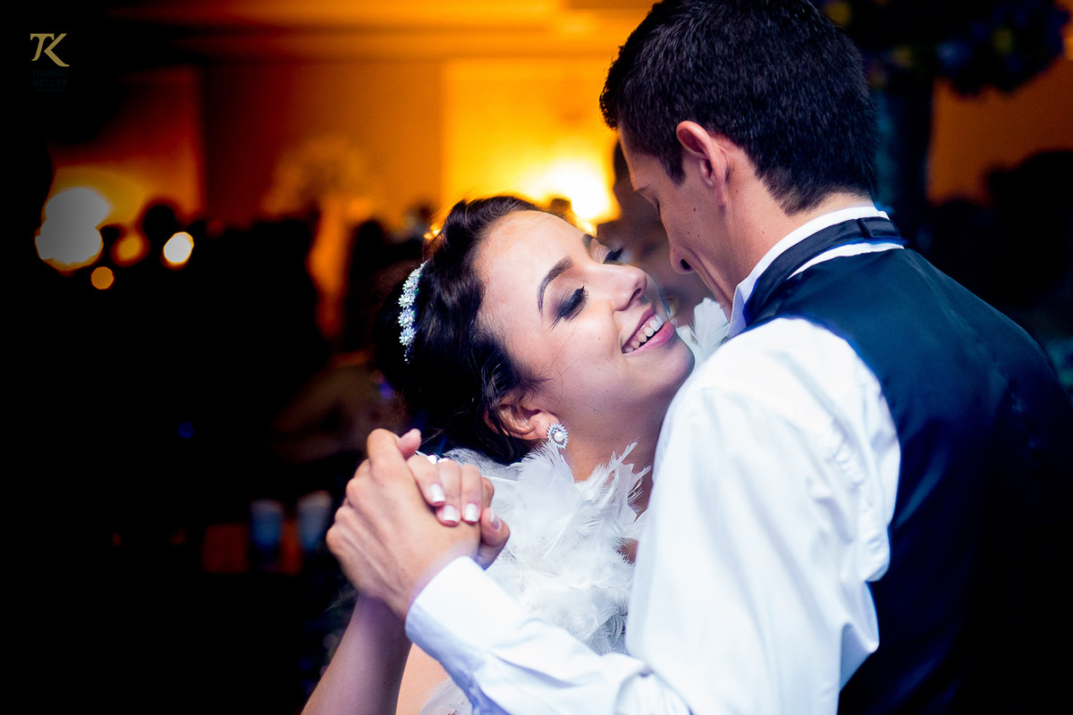 Foto da festa de casamento com o casal Dougas e Isabelle dançando.