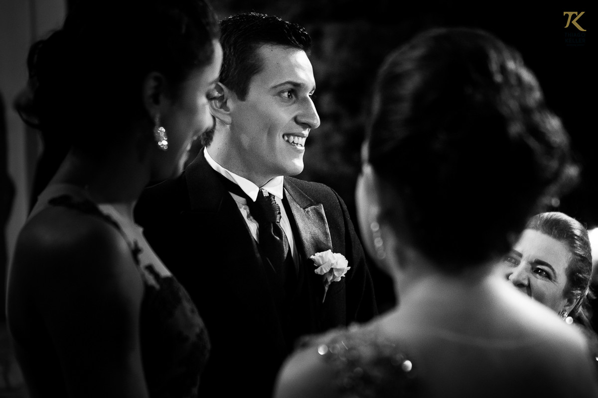 Foto do noivo aguardando a noiva no altar da Igreja do Rosário. Foto em Preto e Branco.