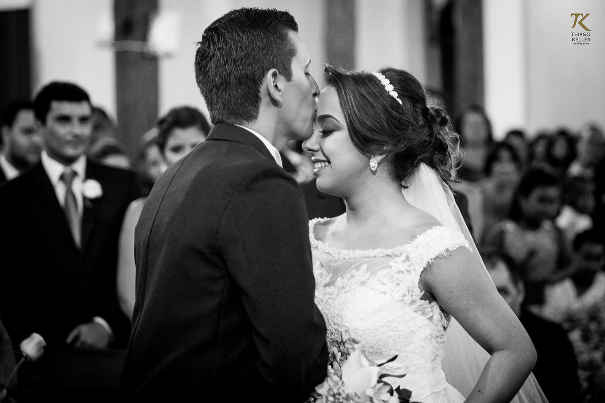 Foto do noivo recebendo a noiva no altar da Igreja do Rosário. Foto em Preto e Branco.