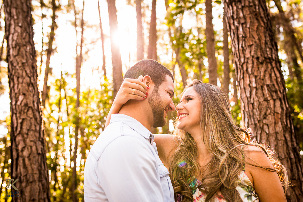 Fotografia de casal, pré-casamento, na cidade de Três Marias em Minas Gerais. Casal sorrindo.
