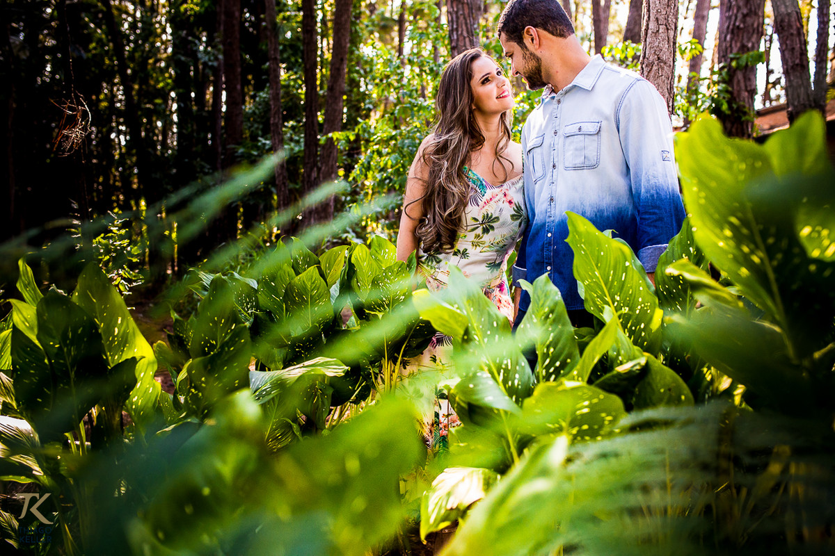 Fotografia de casal, pré-casamento, na cidade de Três Marias em Minas Gerais. Casal se olhando.