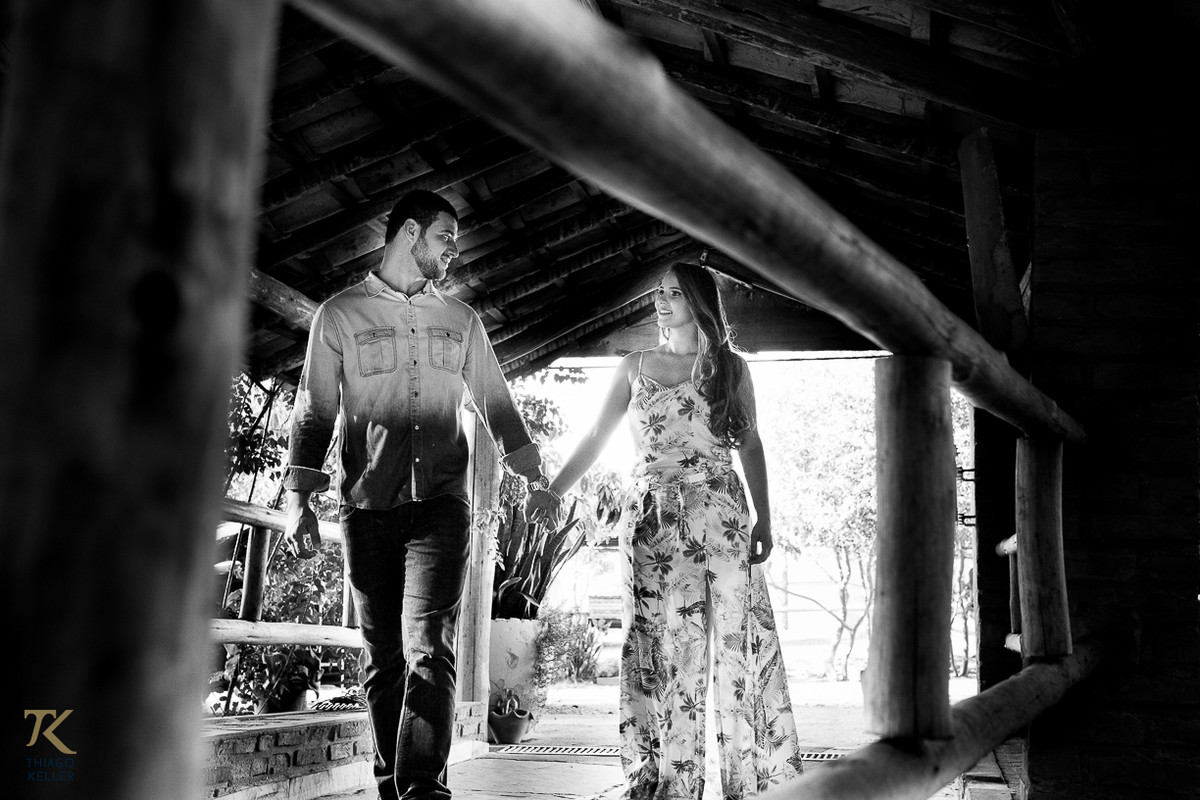Fotografia de casal, pré-casamento, na cidade de Três Marias em Minas Gerais. Casal caminhando. Fotografia em preto e branco