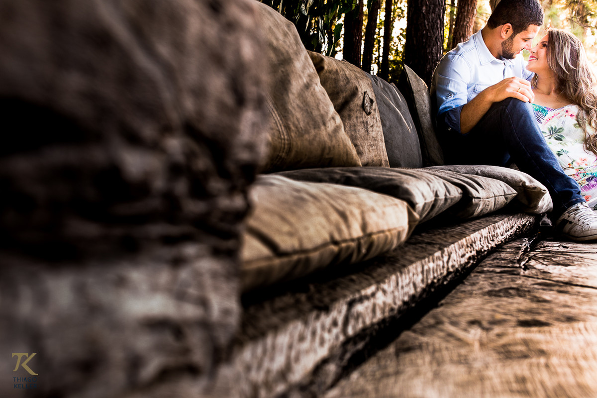 Fotografia de casal, pré-casamento, na cidade de Três Marias em Minas Gerais. Casal se olhando.
