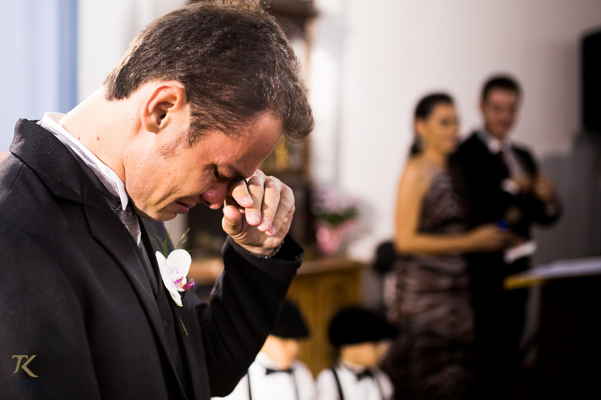 Casamento de Sabrina e Alisson. Noivo chora ao ver a noiva entrando pelas portas da Igreja do Rosário.