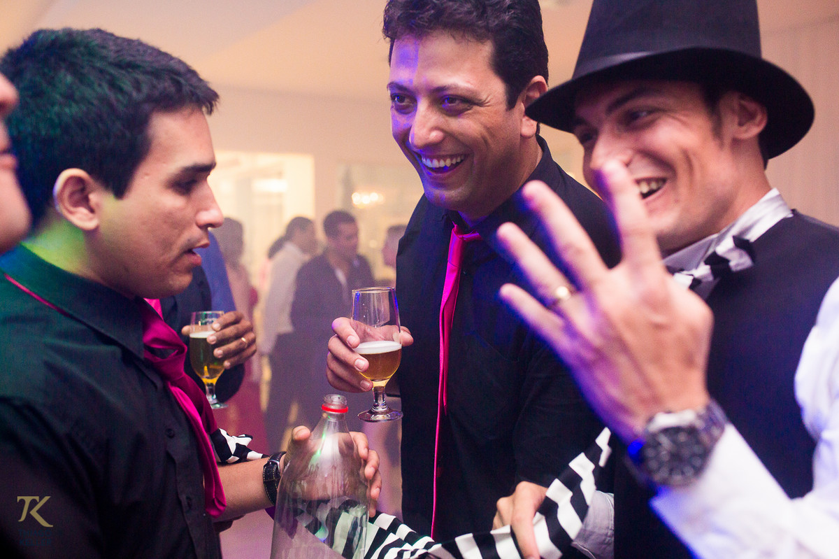 Casamento de Sabrina e Alisson. Padrinhos do noivo se divertem durante o corte da gravata.