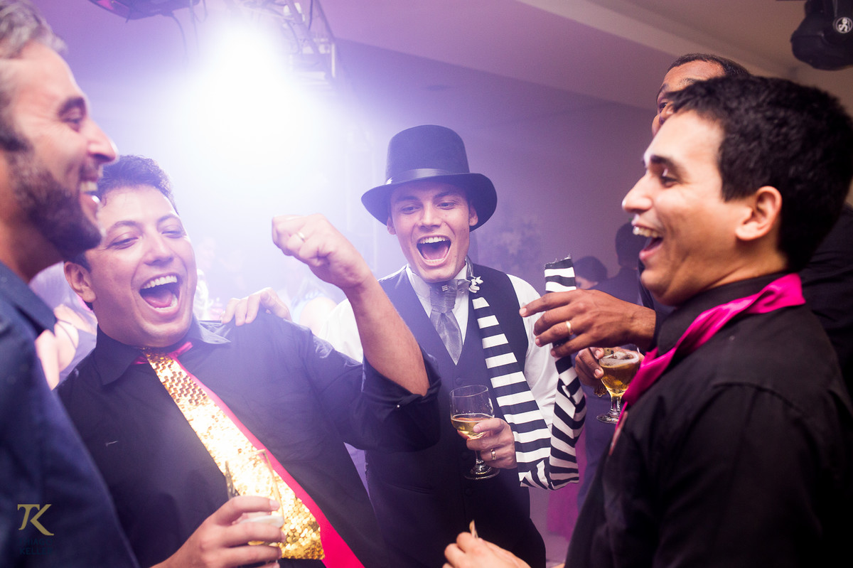 Casamento de Sabrina e Alisson. Padrinhos do noivo se divertem durante o corte da gravata.