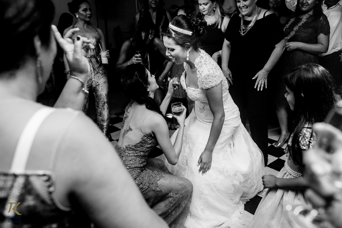 Casamento de Sabrina e Alisson. Madrinhas dançam até o chão com a noiva na pista de dança.